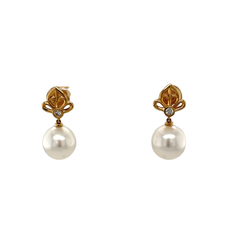18ct Floral design Pearl Studs with Diamond